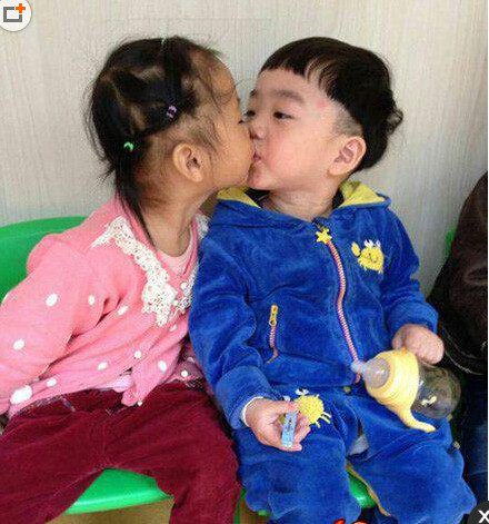 搞笑儿童图片之亲嘴的小孩