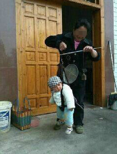 搞笑儿童图片称称我孙子有多重