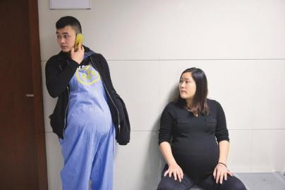 丈夫穿上孕妇装体验怀孕