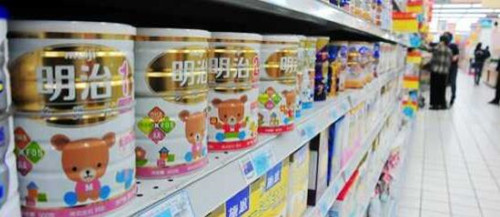 日本明治奶粉货架
