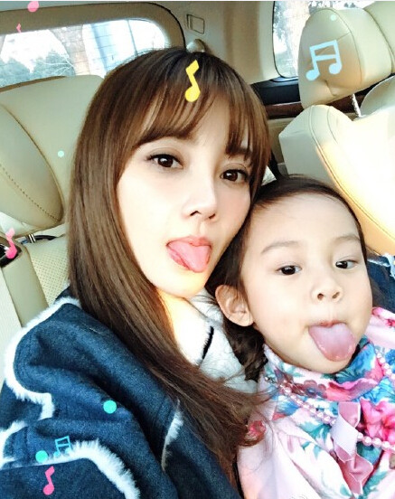 李小璐甜馨吐舌图片