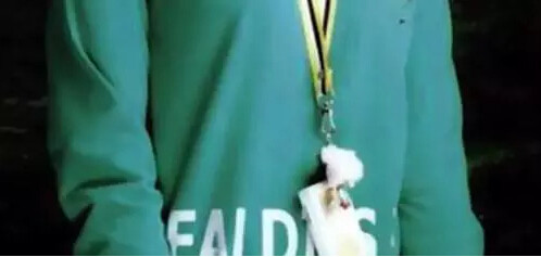 莫把手机挂胸前以免手机辐射影响生育
