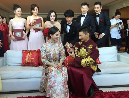 刘诗诗吴奇隆大婚相互喂食