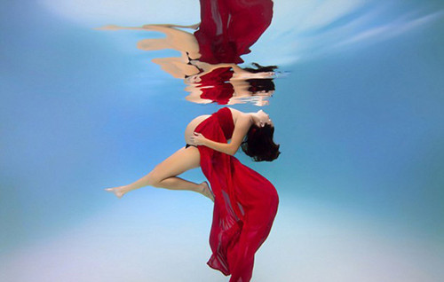 水下孕妇写真照片二