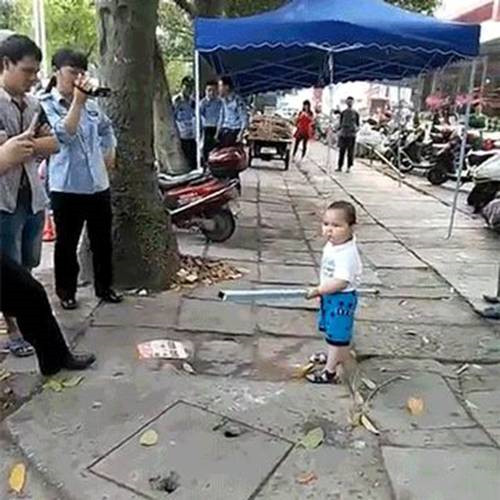 小男孩钢管对抗城管视频截图
