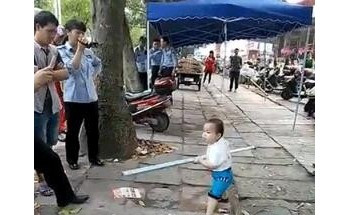 小男孩钢管对抗城管截图一