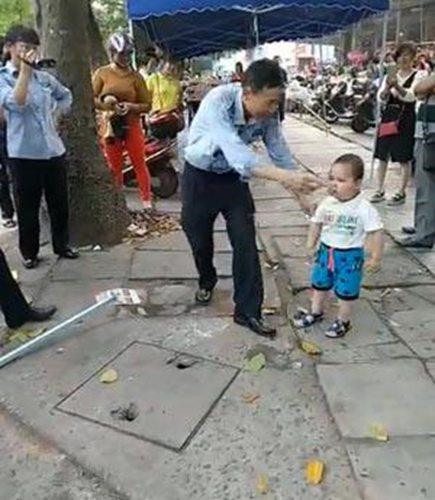 小男孩钢管对抗城管视频截图二