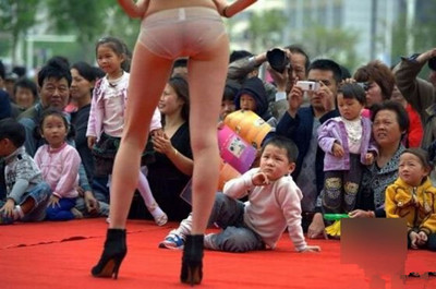 不穿裤子的姐姐真好看