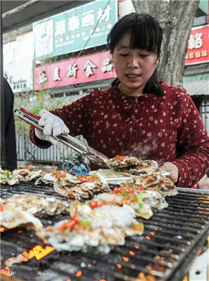 三胞胎女儿全脑瘫妈妈与他的生蚝摊