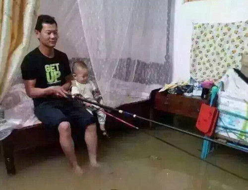 搞笑儿童图片在家钓鱼